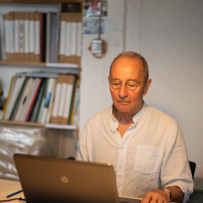 Andreas Rosenthal an seinem Schreibtisch (vergrößerte Bildansicht wird geöffnet)