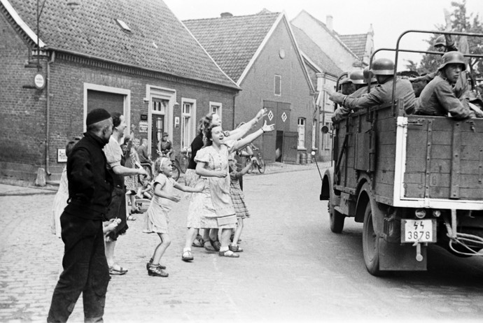 Ein Truppenverband der Waffen-SS verläßt das Dorf, Böckenhoff © LWL-Medienzentrum für Westfalen