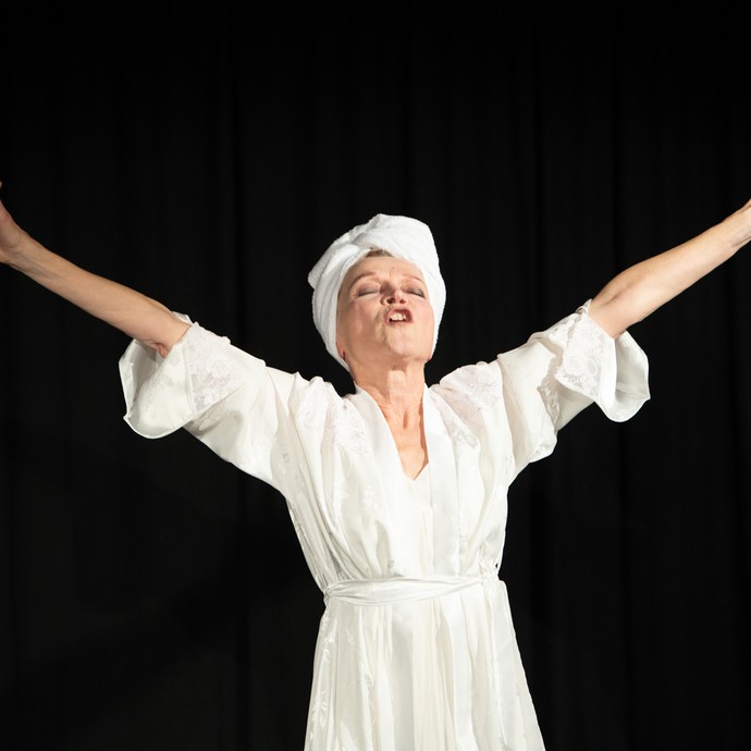 Jutta Seifert bei der Aufführung des mobilen Theaterstückes „Bin nebenan. Monologe für zuhause“ (vergrößerte Bildansicht wird geöffnet)