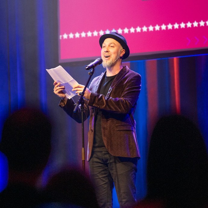 Marian Heuser beim „Best of Poetry Slam Oberhausen“ am 19.03.2024 im Ebertbad (vergrößerte Bildansicht wird geöffnet)
