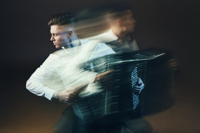 Akkordeonist Pavel Efremov während eines Fotoshootings im Studio des LWL- Medienzentrums für Westfalen in Münster Akkordeonist Pavel Efremov während eines Fotoshootings im Studio des LWL- Medienzentrums für Westfalen in Münster