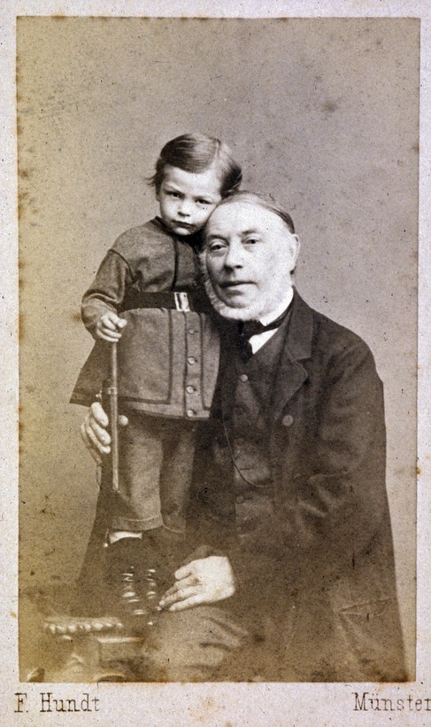 Der Münsteraner Fotograf Friedrich Hundt mit Enkel Tono?, Sohn seiner Tochter Sophia © LWL-Medienzentrum für Westfalen