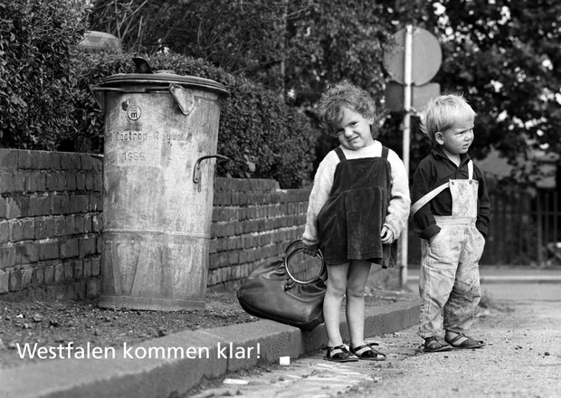 Zwei Kinder an der Mülltonne, Castrop-Rauxel 1960er Jahre Fotograf: Helmut Orwat/LWL-Medienzentrum für Westfalen