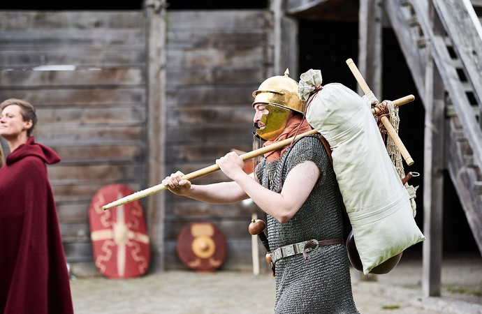 Legionär Fabian mit Marschgepäck