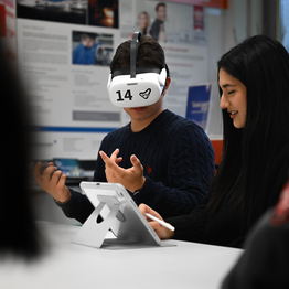Schüler mit VR Brille