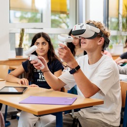 Schüler mit VR Brille