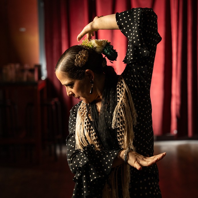 Carmen López beim Flamenco tanzen mit dem „Mantón de Manila“ (Umhängetuch) in der Tanzschule Salsomania (vergrößerte Bildansicht wird geöffnet)