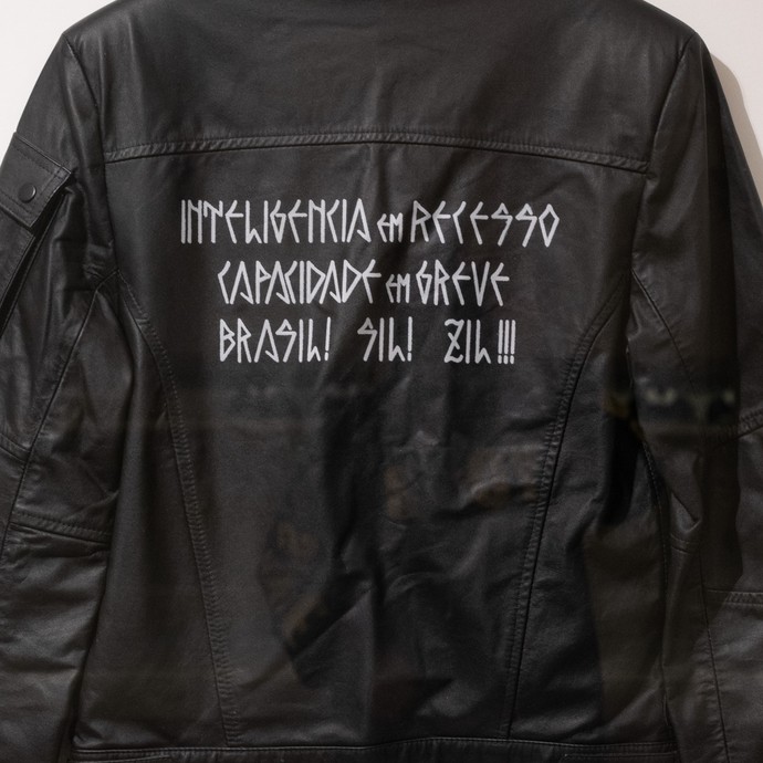 Türkische Schuluniformsjacke der Installation „I am Turkish, I am Honest, I am Diligent. 1998/2023“. (vergrößerte Bildansicht wird geöffnet)