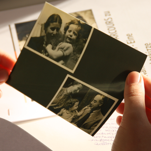 Hände halten eine schwarz-weiß Fotografie