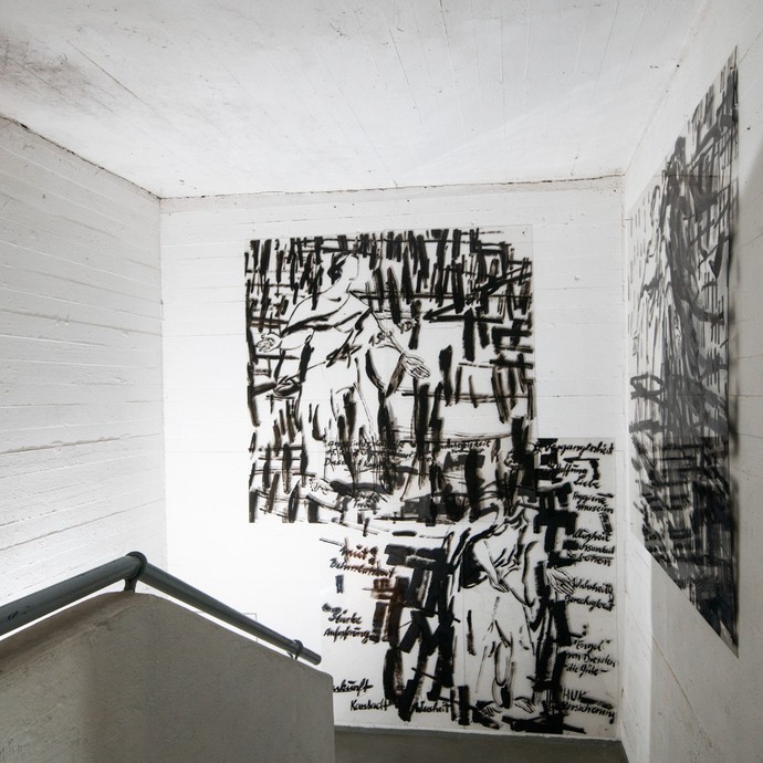 Eingangsbereich des Ateliers von Andreas Rosenthal in Münster mit dessen Kunstwerken (vergrößerte Bildansicht wird geöffnet)