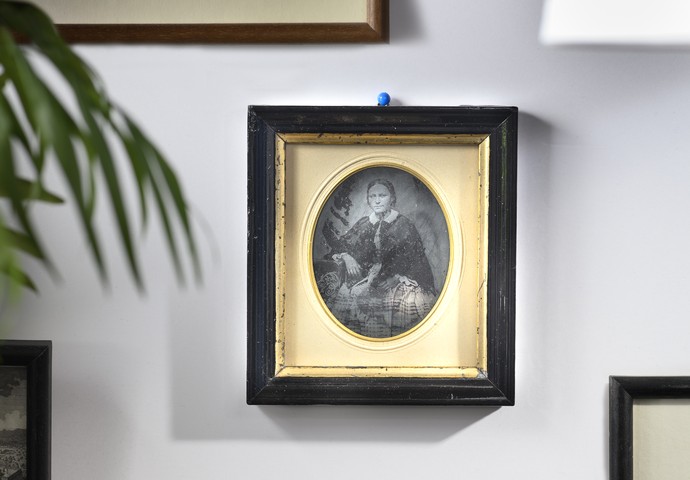 Heriberta Emilie Niggemeyer als Ahnenbild an der Wohnzimmerwand