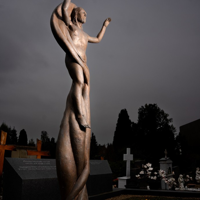 Detailaufnahme der Großplastik „Auferstandener Christus“ von Nina Koch auf dem Gadderbaumer Friedhof (vergrößerte Bildansicht wird geöffnet)
