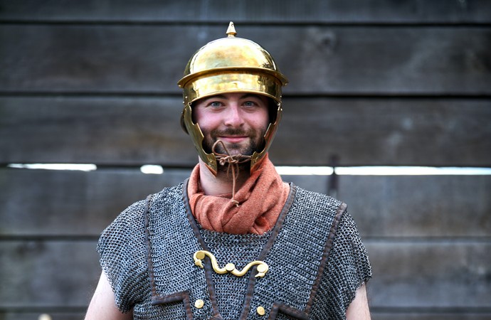 Fabian in seiner Legionärsausrüstung