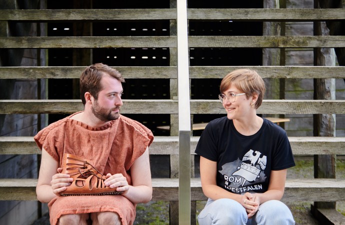 Franzi und Fabian mit Tunika und Caligae