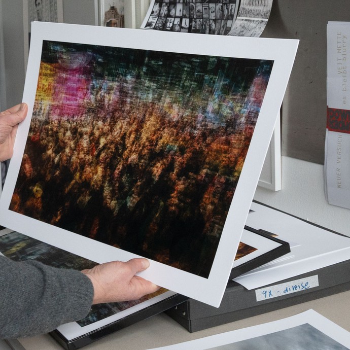 Fotograf Veit Mette zeigt in seinem Atelier eine Aufnahmen mit Mehrfachbelichtung von einer Demonstration in Bielefeld (vergrößerte Bildansicht wird geöffnet)