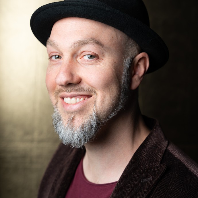 Porträt Marian Heuser, Autor, Dozent, Moderator, Sprecher, Musiker und Slam-Poet im Studio des LWL-Medienzentrums für Westfalen (vergrößerte Bildansicht wird geöffnet)