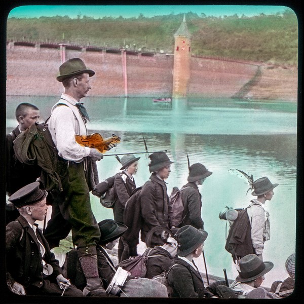 Handkoloriertes Vortragsdia, Richard Schirrmann mit Schülerwandergruppe an der Ennepetalsperre in Breckerfeld, Hollandfahrt 1911.
