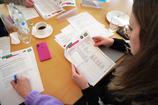 Aufnahme einer Teilnehmerin des Qualifizierungsmoduls beim Lesen.