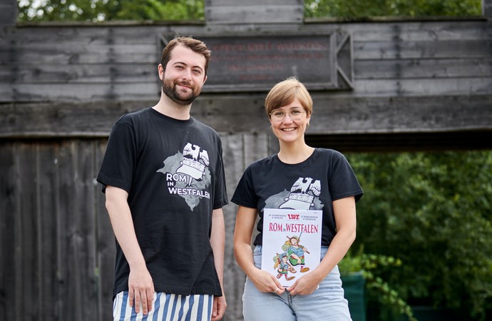 Moderationsduo Fabian und Franzi mit Hund Lola