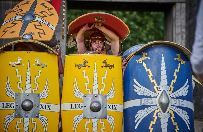 Legionär Fabian blickt aus der Schildkröte hervor