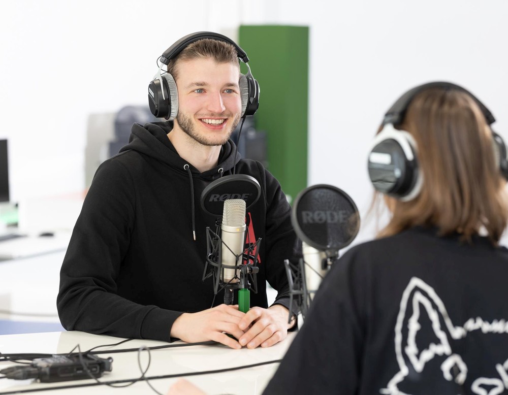 Zwei Personen bei einer Tonaufnahme. Foto: Alexandra Stiens / LVR-ZMB
