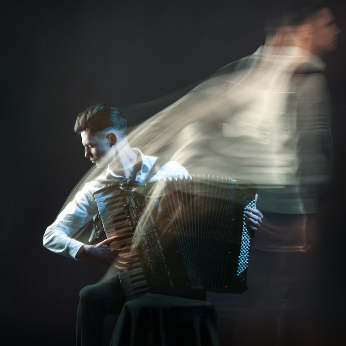 Akkordeonist Pavel Efremov während eines Fotoshootings im Studio des LWL-Medienzentrums für Westfalen in Münster. (vergrößerte Bildansicht wird geöffnet)
