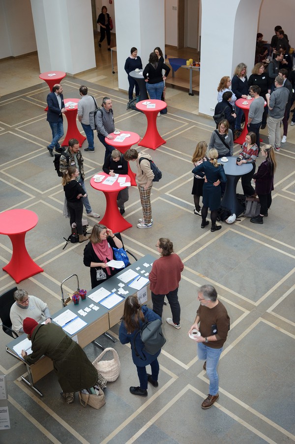 Ankommen, Anmelden, Austauschen: Teilnehmende beim Kulturbrunch „Künstliche Kreativität?