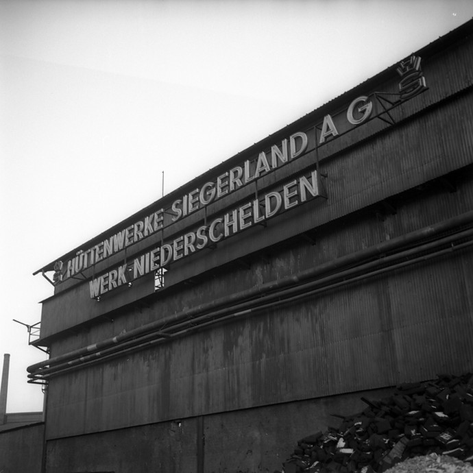 Firmenbeschriftung: Hüttenwerke Siegerland AG, Werk Niederschelden, 16.12.1963 (vergrößerte Bildansicht wird geöffnet)