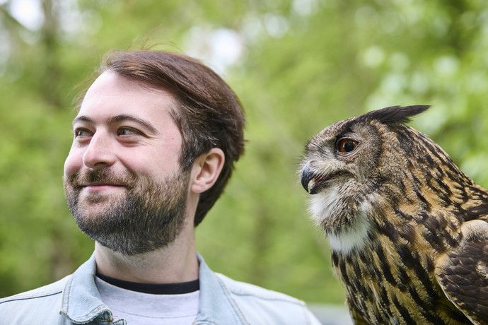 Moderator Fabian mit Uhu