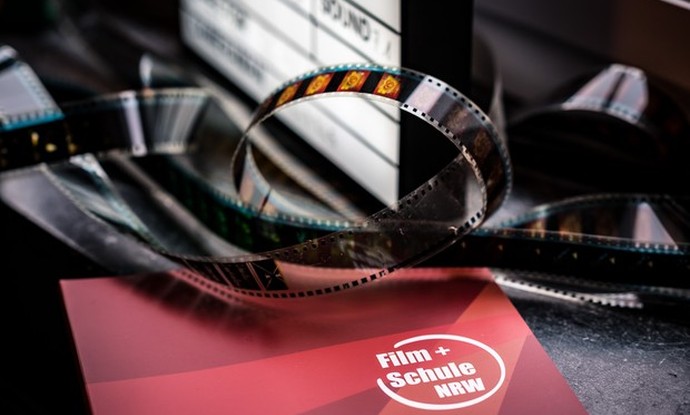 Logo FILM+SCHULE NRW mit einer Filmrolle