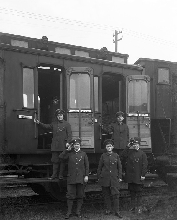 Bahnschaffnerinnen vor Zug