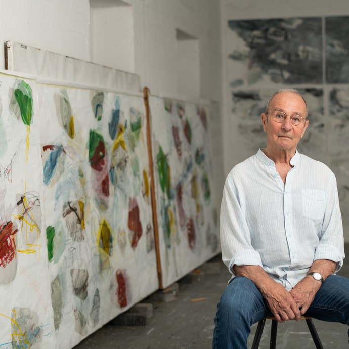 Zeichner Andreas Rosenthal in seinem Atelier im Hermannstadtweg (vergrößerte Bildansicht wird geöffnet)