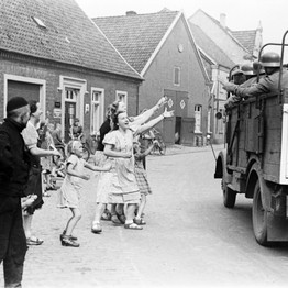 Ein Truppenverband der Waffen-SS verläßt das Dorf, Böckenhoff © LWL-Medienzentrum für Westfalen