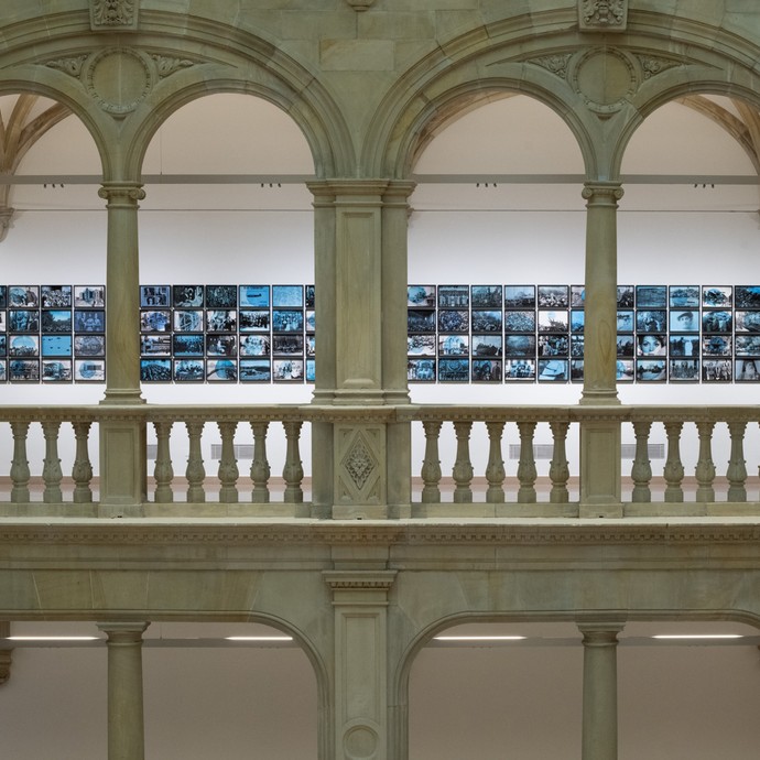 Installation von Esra Ersen in ihrer Ausstellung „A Possible History III“. (vergrößerte Bildansicht wird geöffnet)