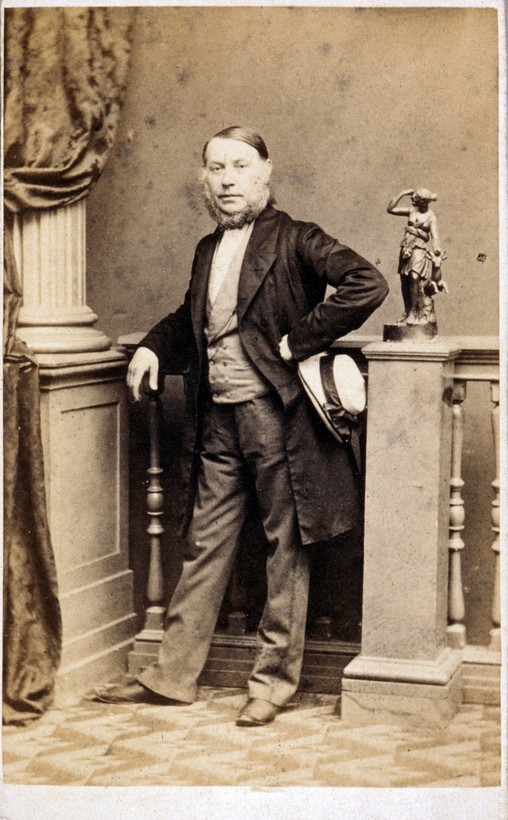 Friedrich Hundt, 1840-1885 Fotograf in Münster, Atelieraufnahme, undatiert, um 1865?
© LWL-Medienzentrum für Westfalen Friedrich Hundt, 1840-1885 Fotograf in Münster, Atelieraufnahme, undatiert, um 1865?
© LWL-Medienzentrum für Westfalen