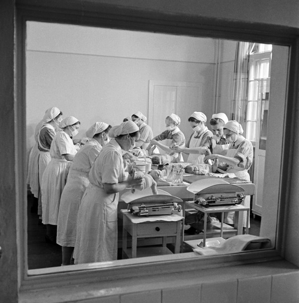 In der Provinzial-Hebammenanstalt Bochum führen die jungen Schwestern eine Arbeit aus, die seit der Antike in den Händen von Frauen liegt.