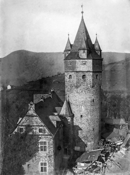 Walzwerk, Neubau RingeBurg Altena, Blick vom Bergfried auf den oberen Burghof, während des Wiederaufbaus, um 1909.
