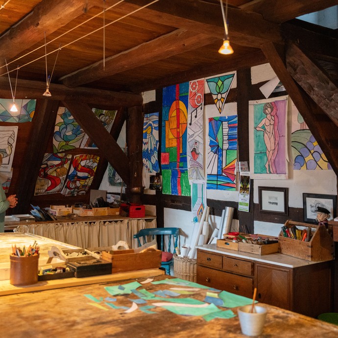 Kunstglaserin und Glasmalerin Ingrid Heuchel im Atelier des Kreativhofes Bellersen e.V. (vergrößerte Bildansicht wird geöffnet)