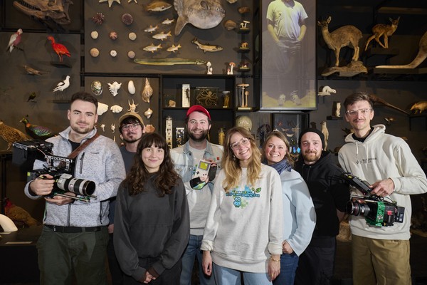 Drehteam vor der Artenwand im Museum