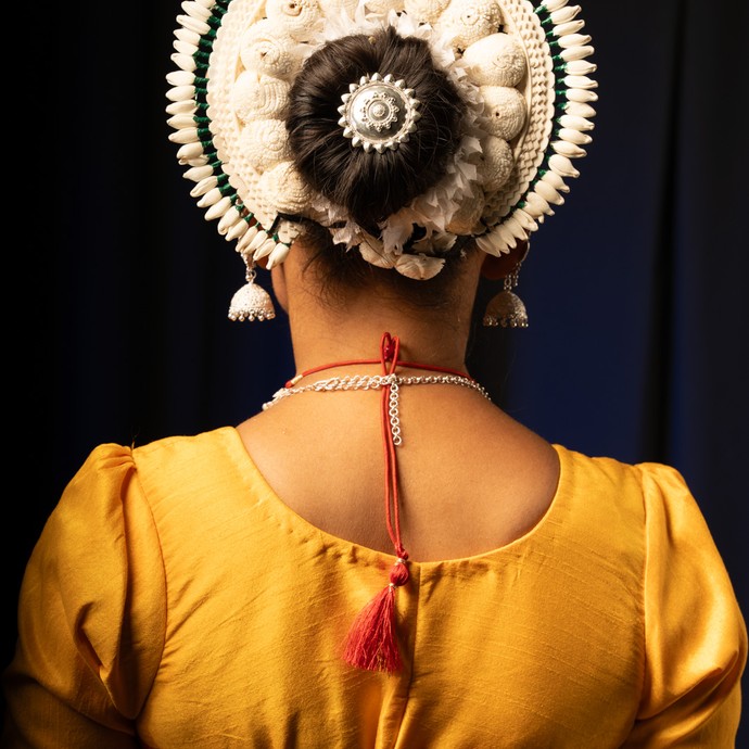 Traditioneller Kopfschmuck von Kulkānti Barboza. (vergrößerte Bildansicht wird geöffnet)