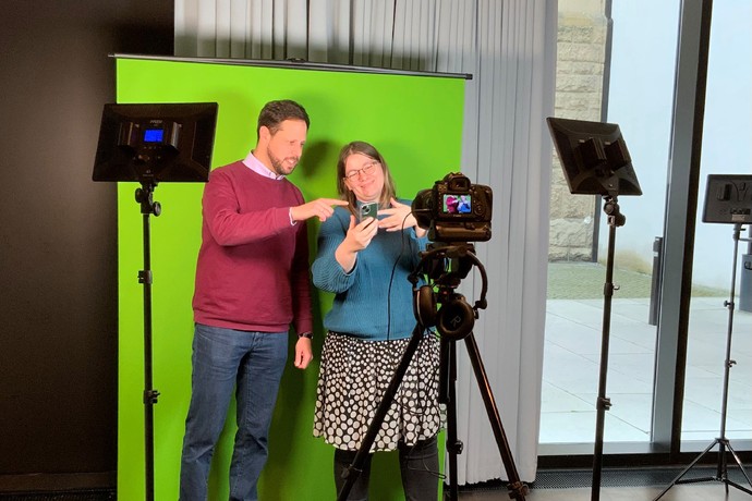 Bei der Arbeit: Workshop des Digitalteams (hier: Manon Krause und Alexander Muszeika) zum Thema „Videoproduktion“ im LWL-Museum für Kunst und Kultur.