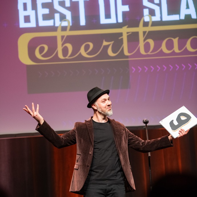 Marian Heuser beim „Best of Poetry Slam Oberhausen“ am 19.03.2024 im Ebertbad (vergrößerte Bildansicht wird geöffnet)