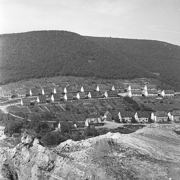 Werksiedlung "Eiserner Keil" im August 1958. Gut zu erkennen: jedes Haus hat ein großes angrenzendes Gartengrundstück, das von den Bewohnern als Gemüs (vergrößerte Bildansicht wird geöffnet)