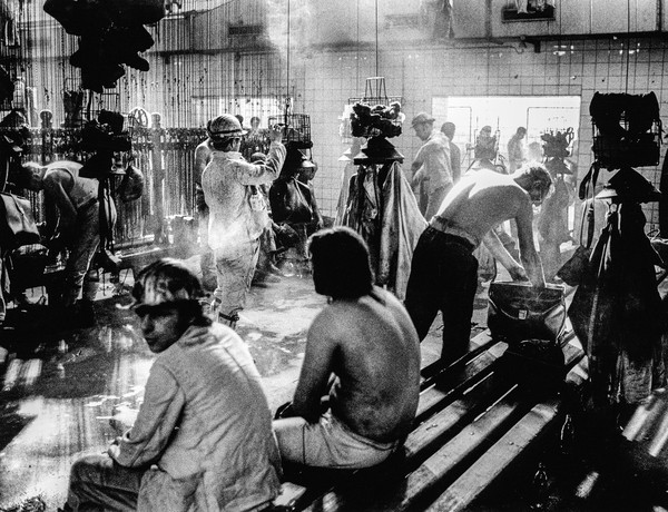 Schwarz-weiß Fotografie: Blick in die Waschkaue auf Zeche Erin in Castrop-Rauxel. Eine der letzten Aufnahmen kurz vor der Schließung 1983.