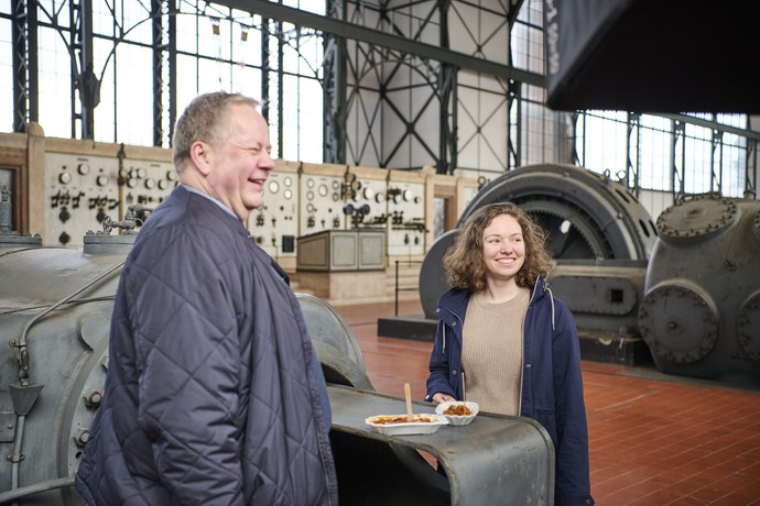 Jasmine Sainsbury im Interview mit dem Historiker Dr. Olaf Schmidt-Rutsch