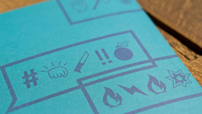 Hass-Symbole in Sprechblasen auf Papier