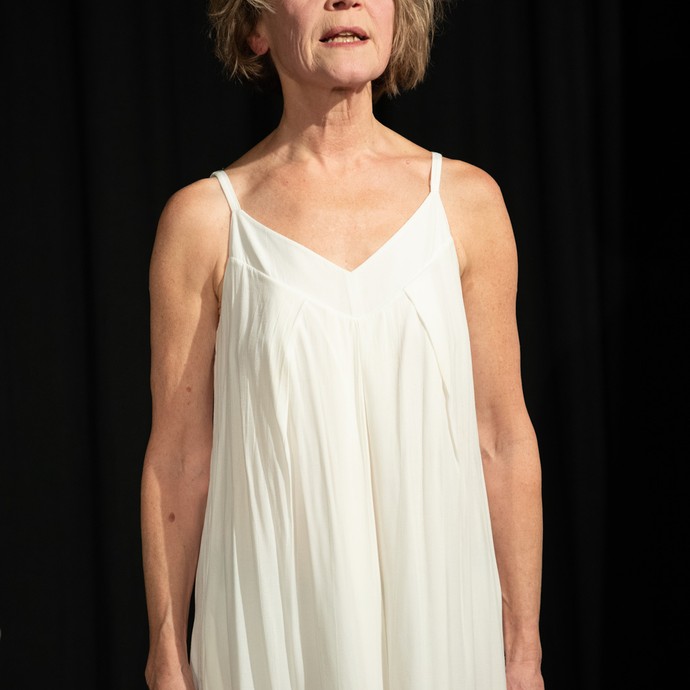 Jutta Seifert bei der Aufführung des mobilen Theaterstückes „Bin nebenan. Monologe für zuhause“ (vergrößerte Bildansicht wird geöffnet)