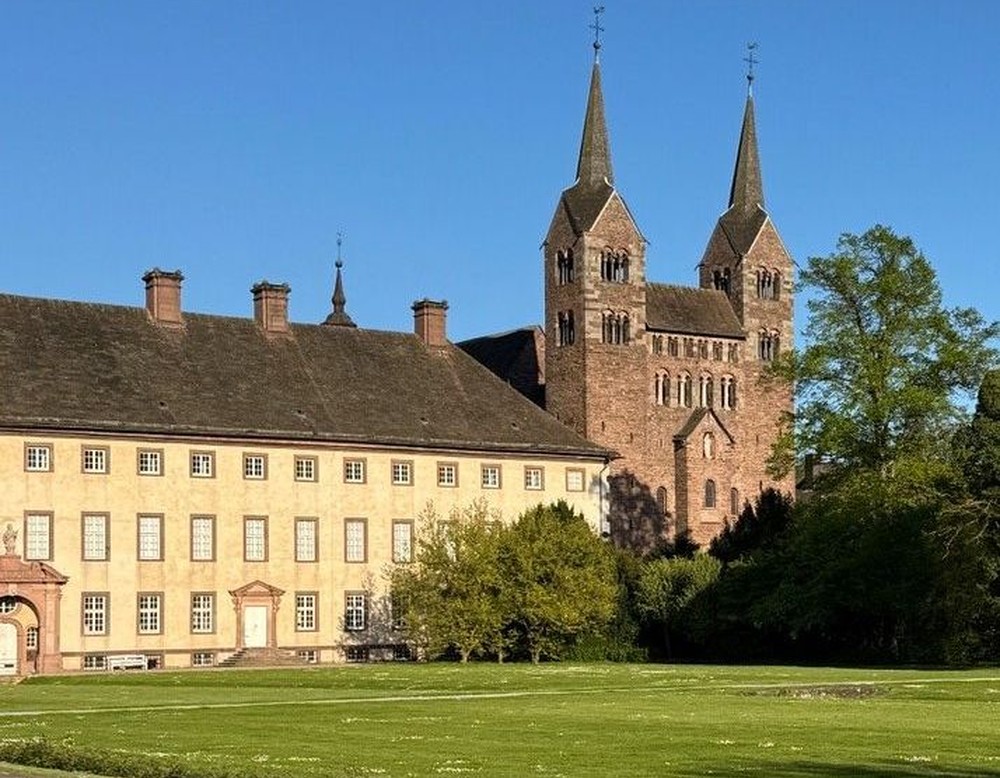 Das Bild zeigt das Kloster Corvey.