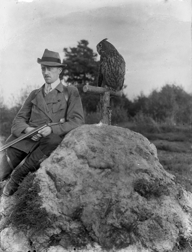 Hermann Reichling mit Flinte und in tierischer Begleitung eines Jagduhus