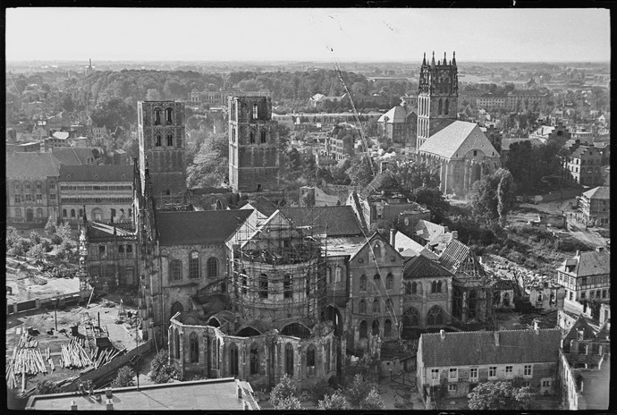 St. Paulus Dom, rechts daneben Pfarrkirche Liebfrauen-Überwasser, vermutlich fotografiert vom Turm der Lambertikirche, Münster, ca. 1947